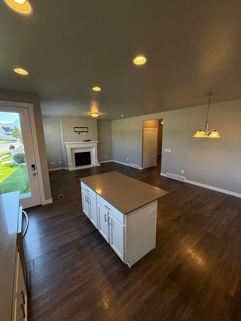 Great Lehi 4 Bedroom Home For Rent! — Photo 3