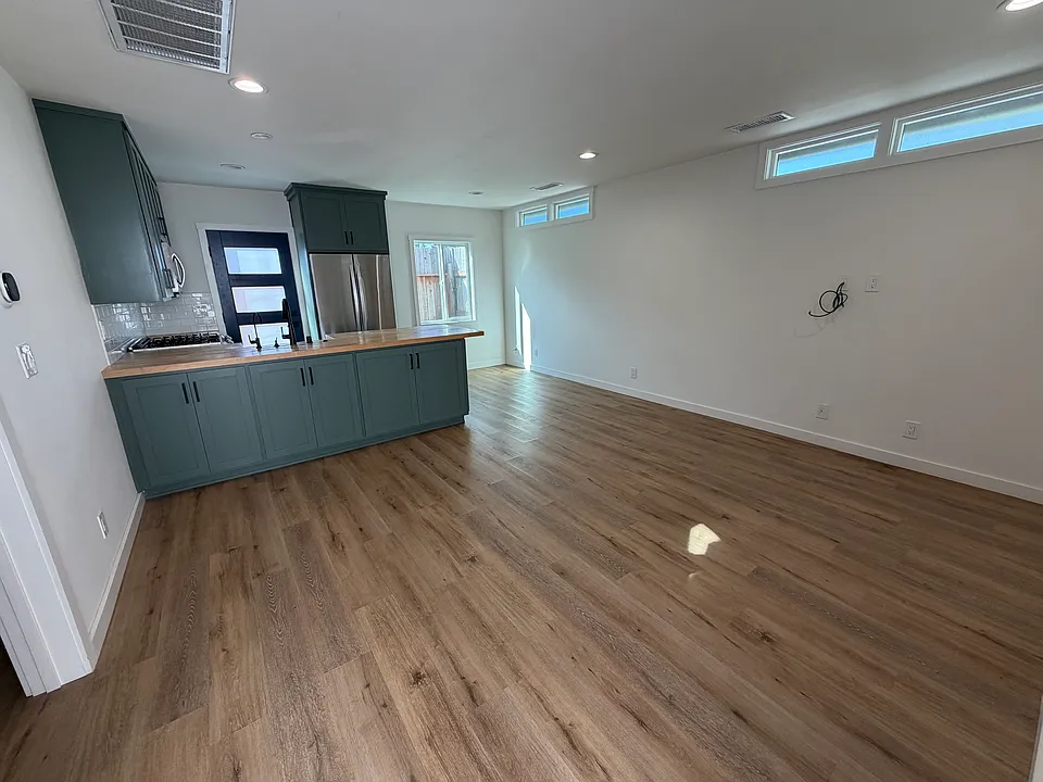4854 S Centinela Ave #1