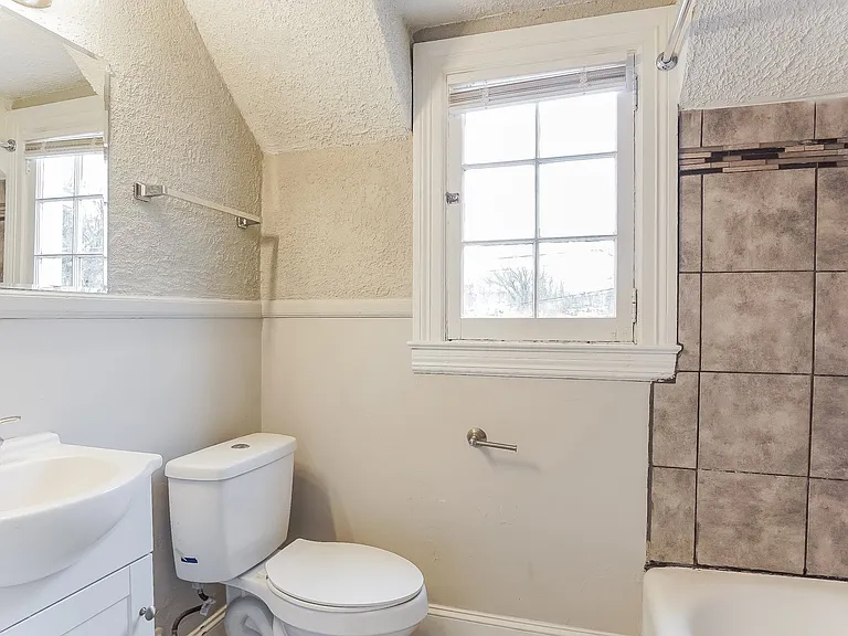 392916_026_main_bathroom_13574063.jpg