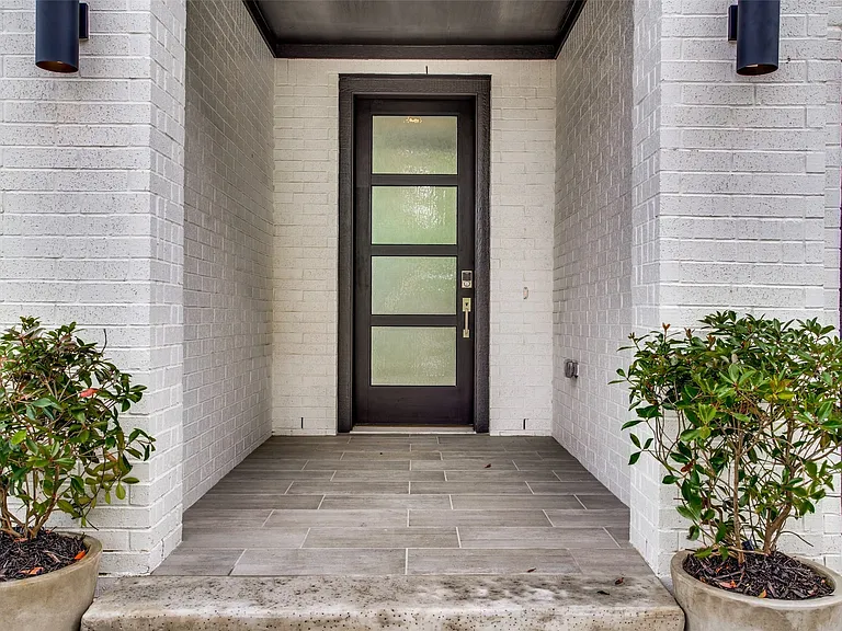 Covered entrance to welcome your guests.
