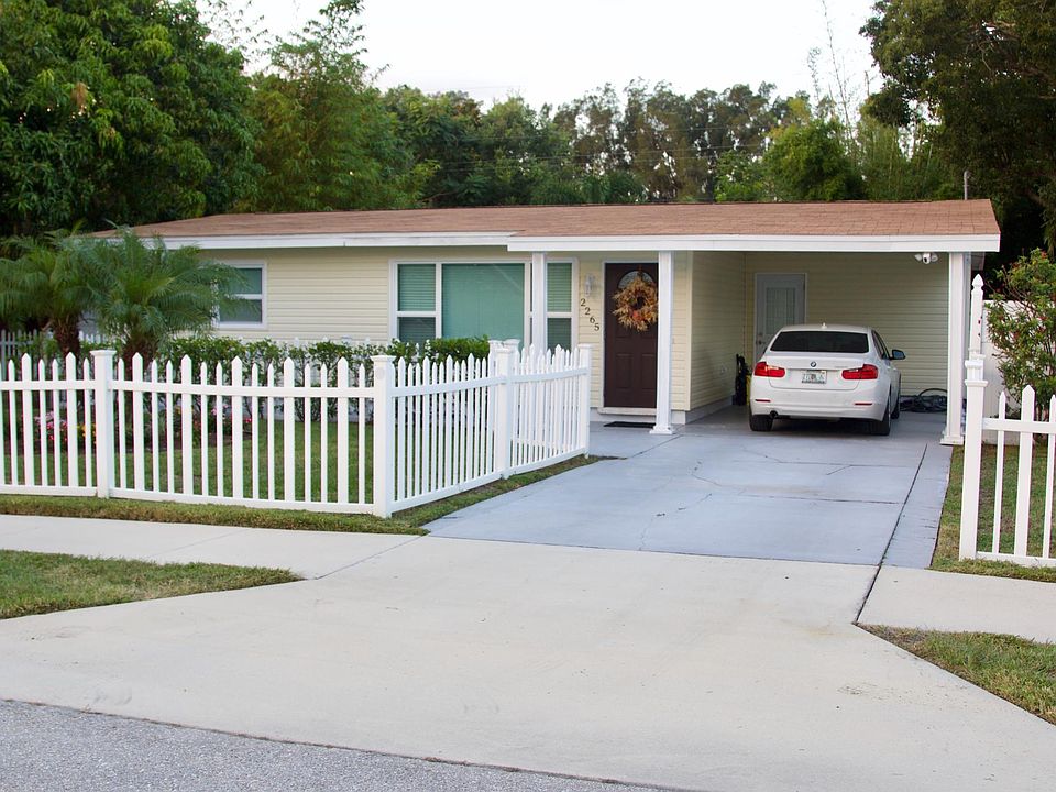 Relax in paradise and enjoy this_charming 2 bedroom and 1 ba