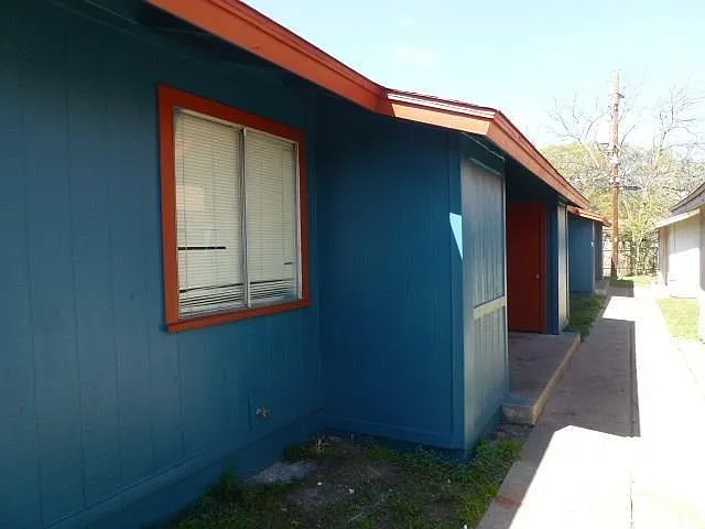 2 bed, 1.0 bath, 800 sqft, $995 — Photo 2