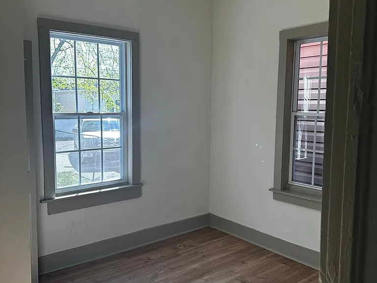 915 W Victory Dr — Photo 6