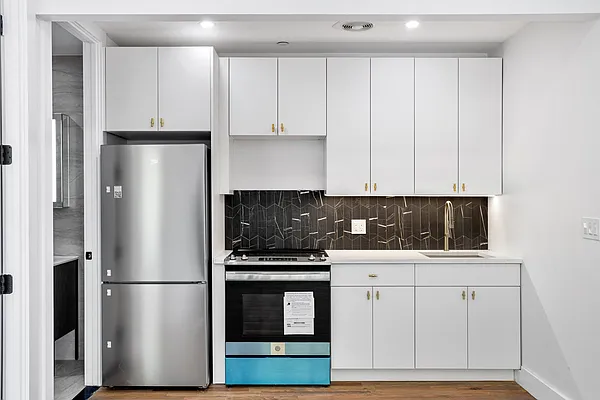 Rented by Safdie Realty Group | media 4