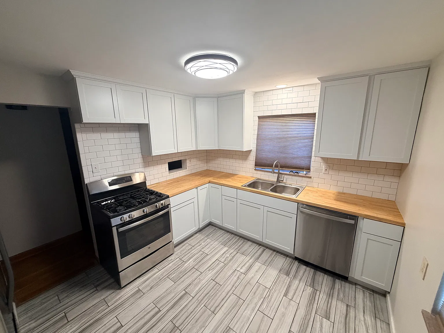 2 bed, 1090 sqft, $1,995 — Photo 4