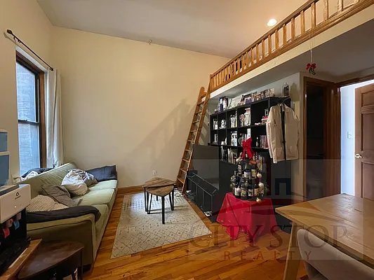 Rented by City Stop Realty | media 8