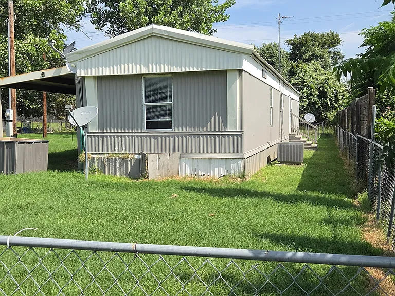 1545 Swan Ct — Photo 2