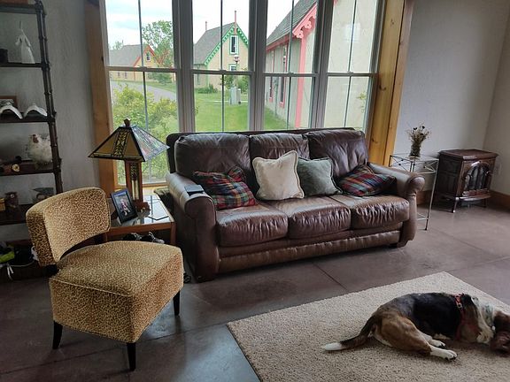 living room (pets allowed)