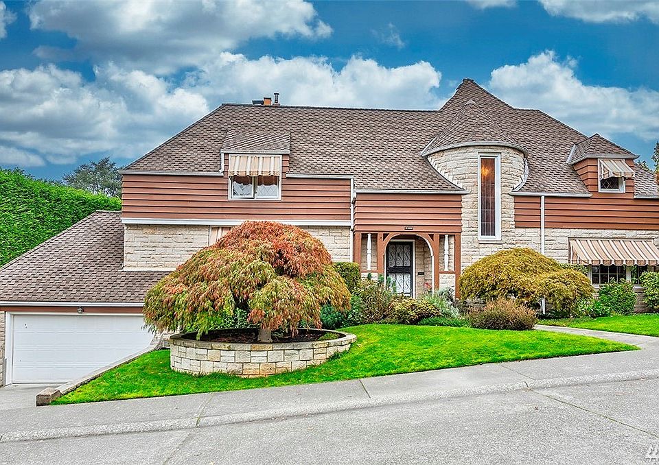 Stately Shenandoah Drive home on a 11,323 square foot corner lot, with mature landscaping and a 100 year old Japanese Maple tree.  