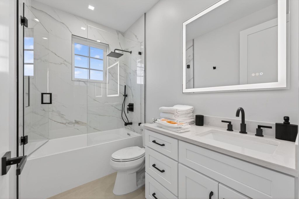 310 SE 9TH Court, photo 8