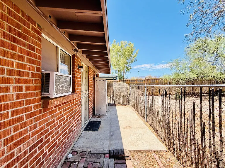 2120 N Treat Ave — Photo 14