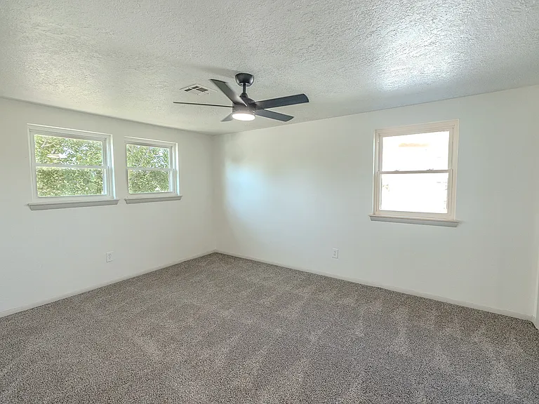 912 SW 5th St — Photo 5