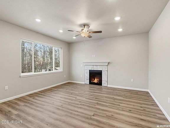 4th image of 16006 Division St