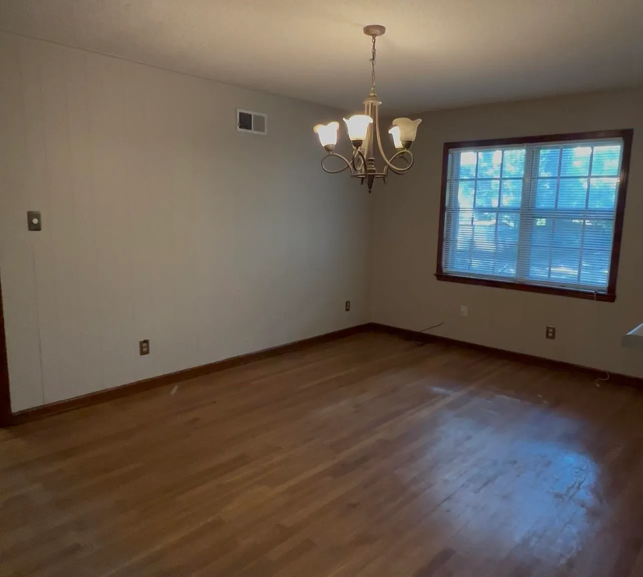 3 bed, 1.5 bath, 1973 sqft, $1,100 — Photo 3