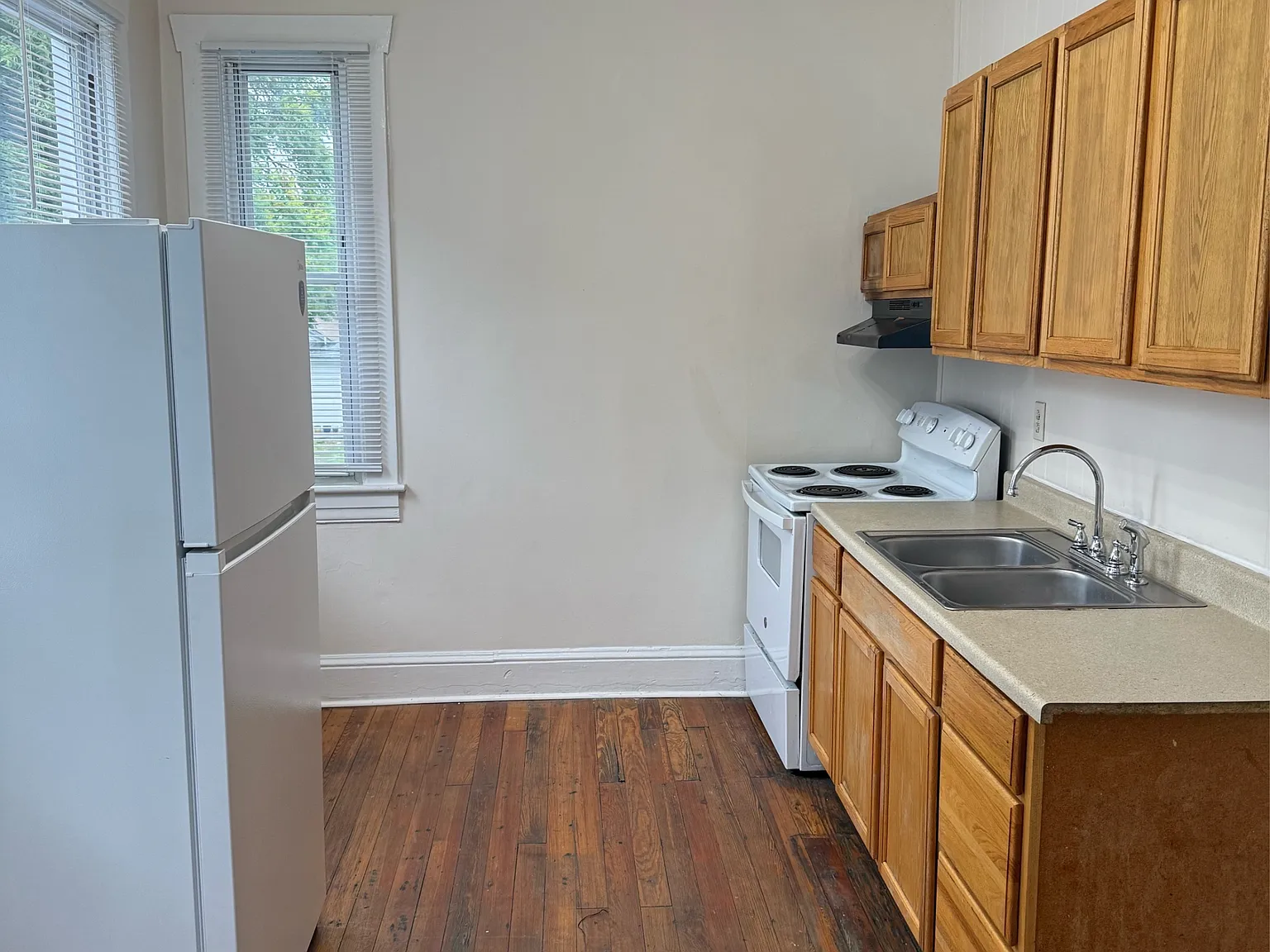 1020 Jamison Ave - 3 — Photo 3
