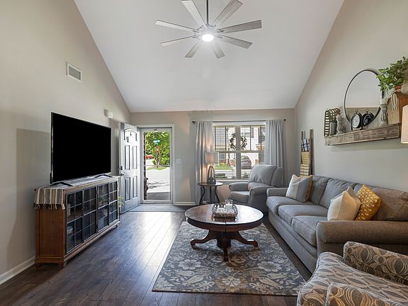 5th image of 906 Dahlia Dr