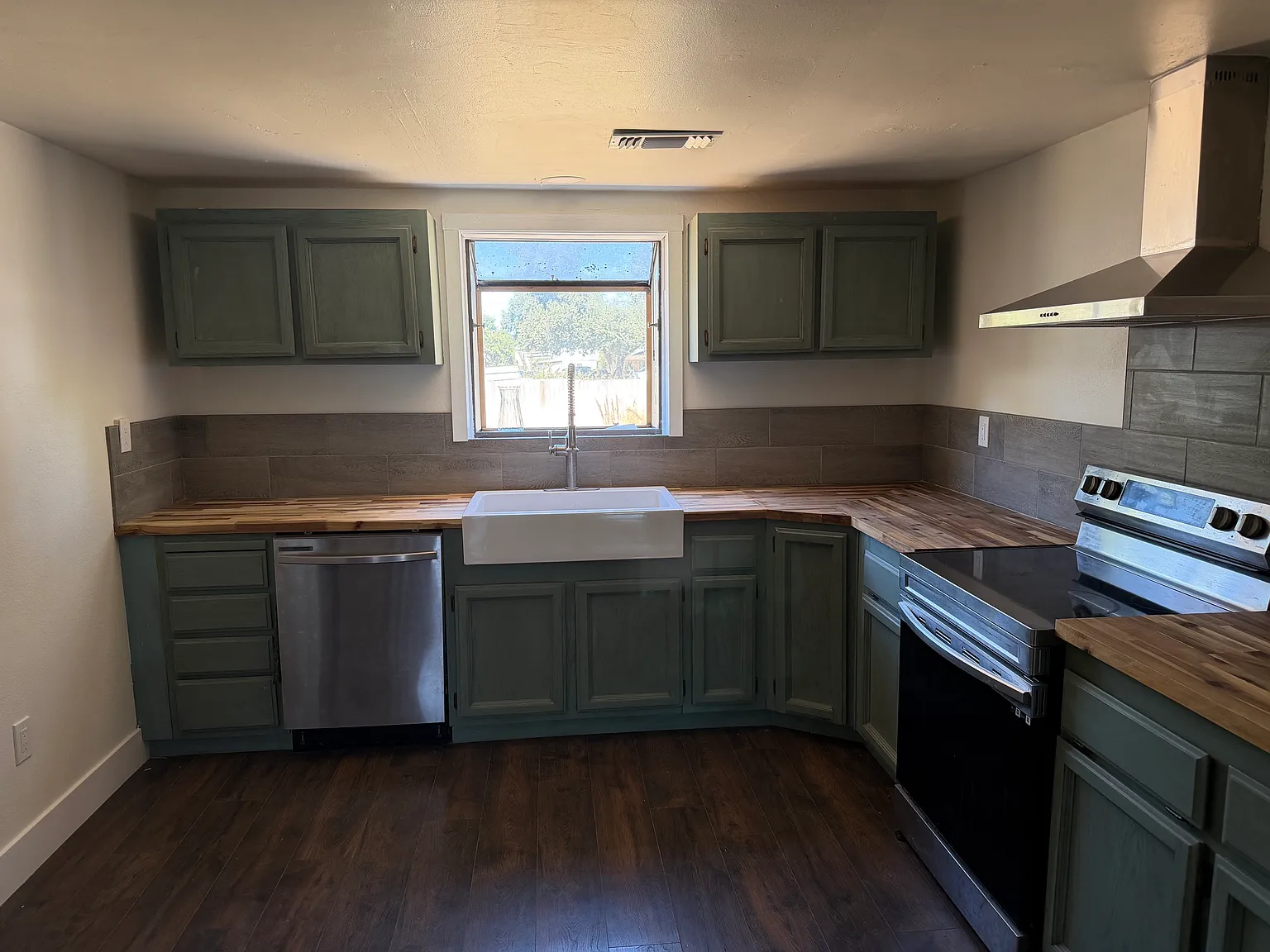 3 bed, 835 sqft, $2,000 — Photo 1