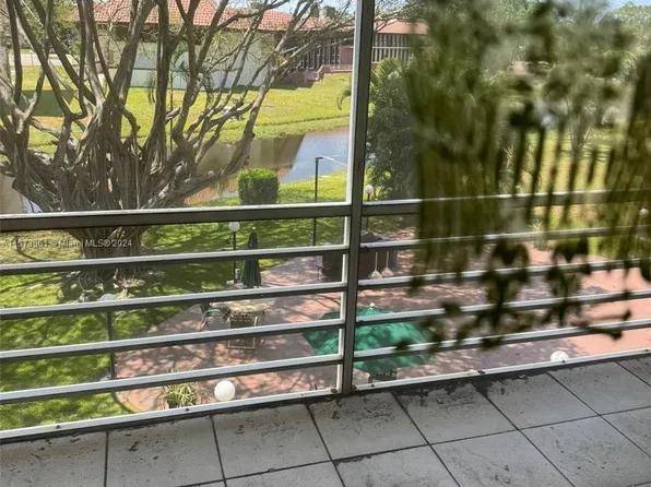 3001 NW 46th Ave APT 304, Lauderdale Lakes, FL 33313