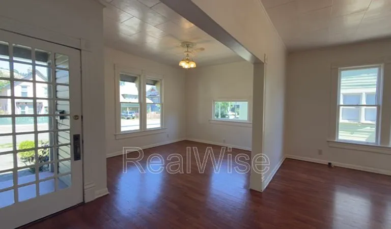 1105 SE Pine St — Photo 3