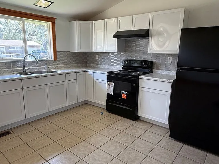 1402 Crescent Dr — Photo 5
