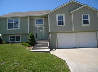 550 Hithergreen Dr, Lansing, KS 66043