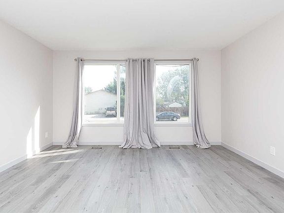 4th image of 10 E Cayuga Cres W