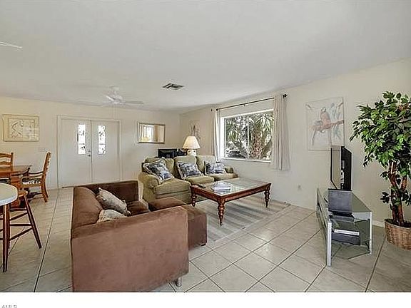 2nd image of 848 Fairlawn Ct