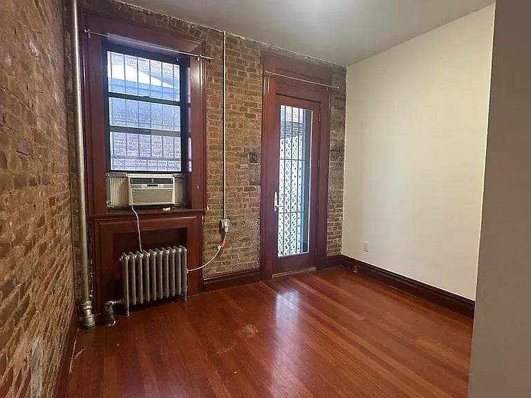 134 E 17th St #4 — Photo 3
