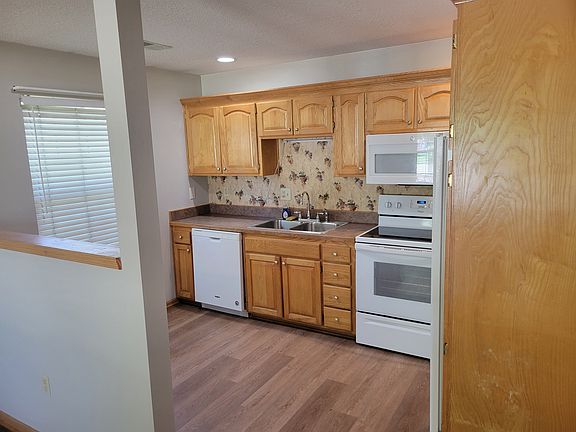 2nd image of 1011 SW Blue Branch Dr