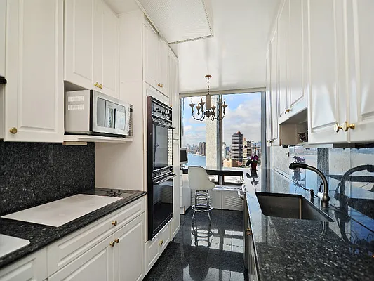 Sold by Sotheby's International Realty | media 2