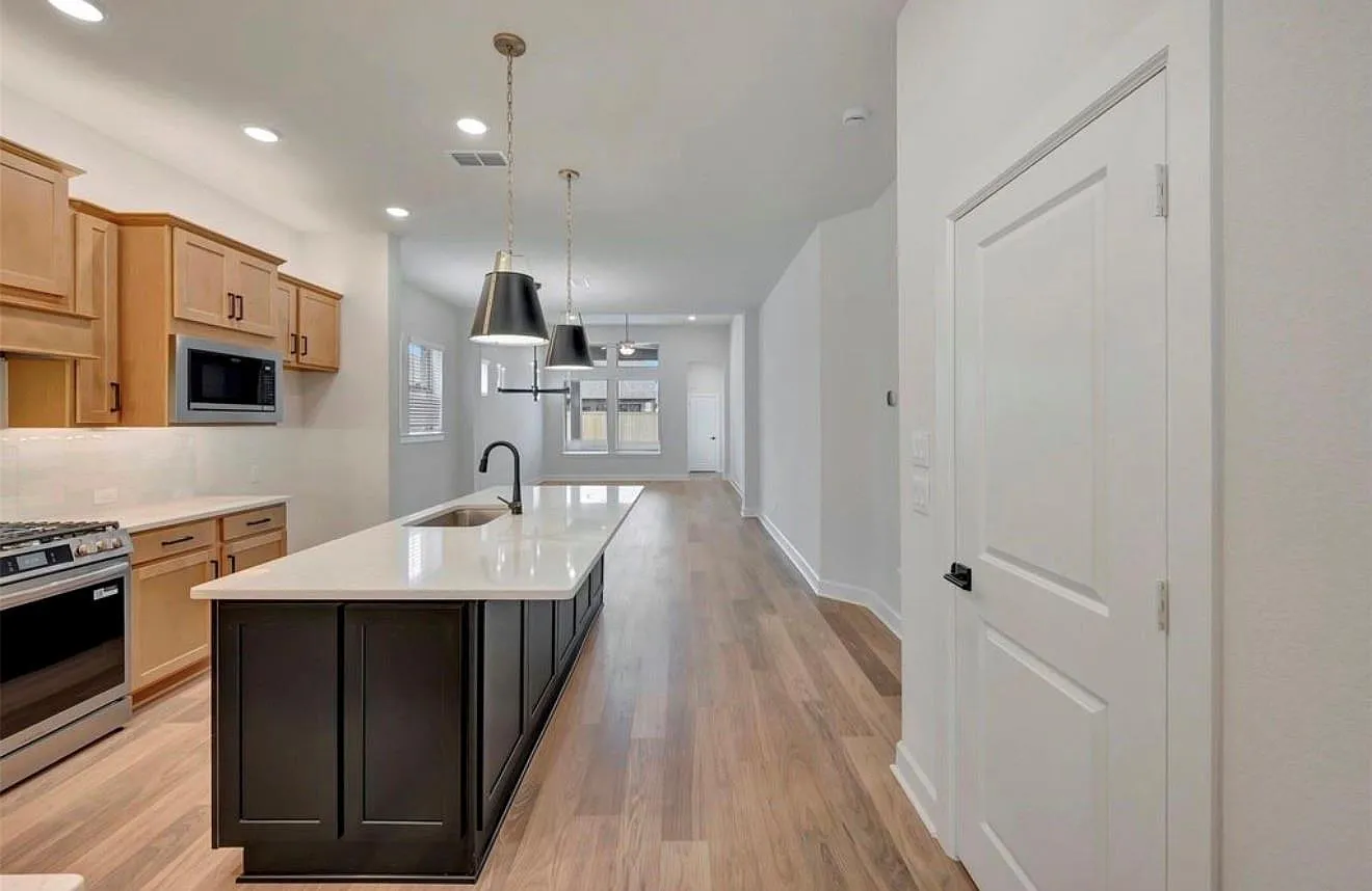 3 bed, 2.0 bath, $2,750 — Photo 3