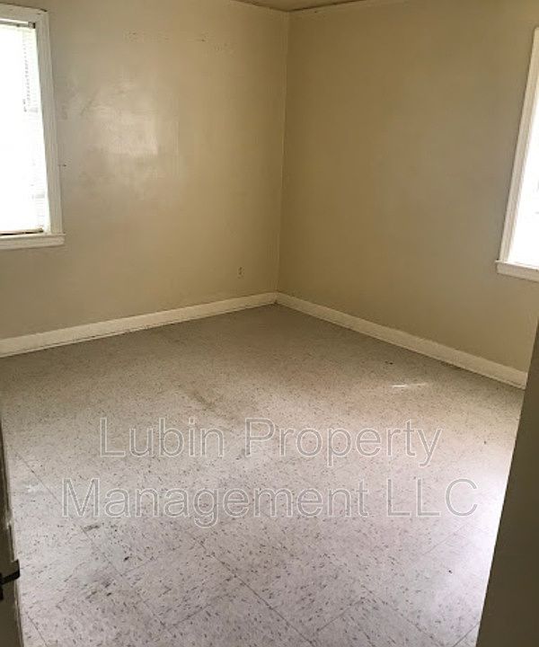 2nd image of 828 N Dunlap St