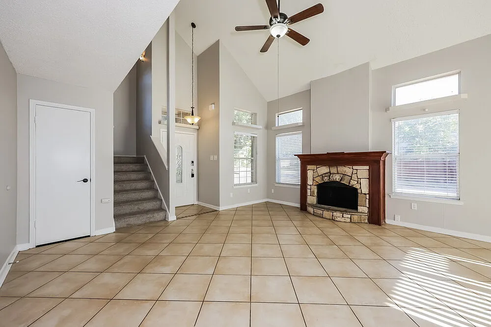 3 bed, 2.5 bath, 1638 sqft, $2,075 — Photo 4