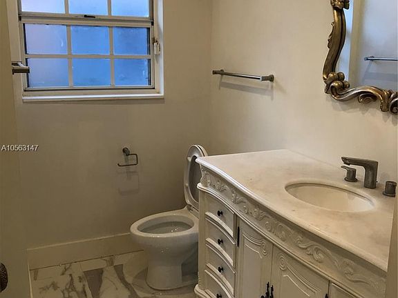 4th image of 304 Manor Pl