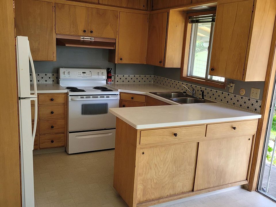 Kitchen with lots of workspace