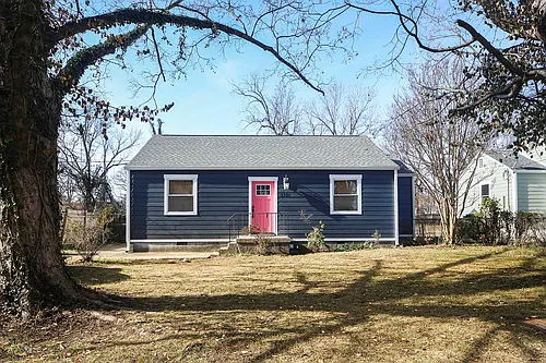 1104 Matthews Pl Photo 1