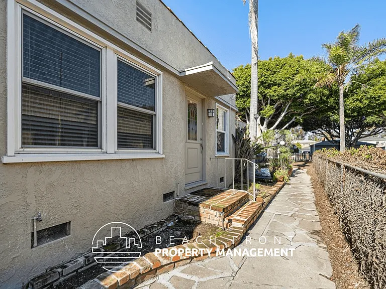 2450 Oak St — Photo 3