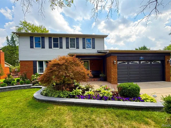 5902 Cliffside Dr, Troy, MI 48085