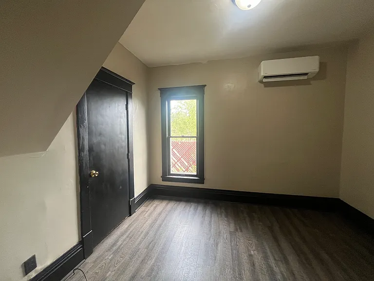 Studio, $825 — Photo 3