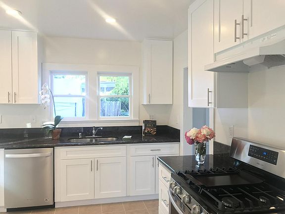 4th image of 799 S Mentor Ave
