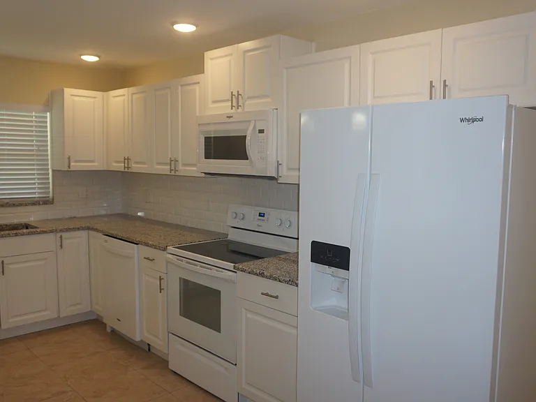 213 Foxwood Dr — Photo 4