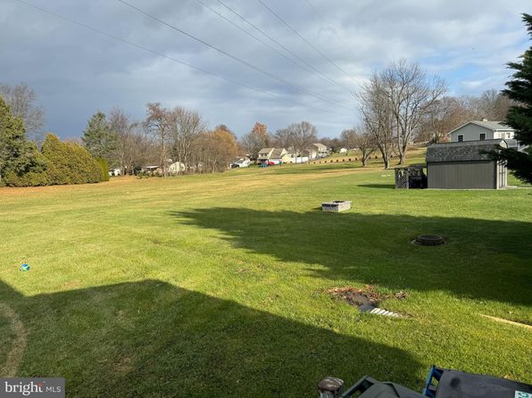 2227 S Aspen Dr, Mechanicsburg, PA 17055