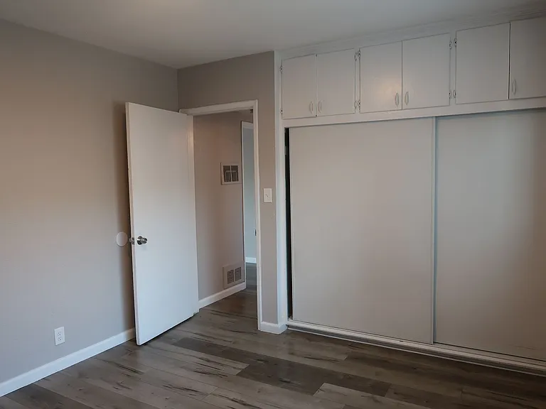 706 W 82nd St — Photo 12