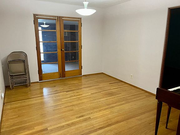 5th image of 526 E Lorena Ave