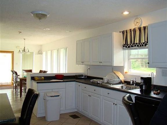 4th image of 24 Lynn Dr
