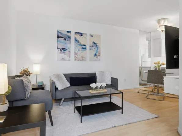 1718 Nelson St #412, Vancouver, BC V6G 1M8