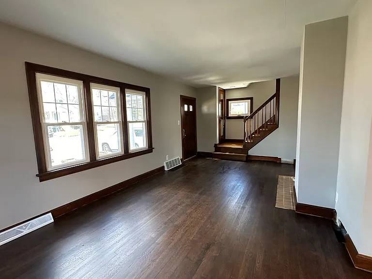 700 Iona Ave — Photo 3