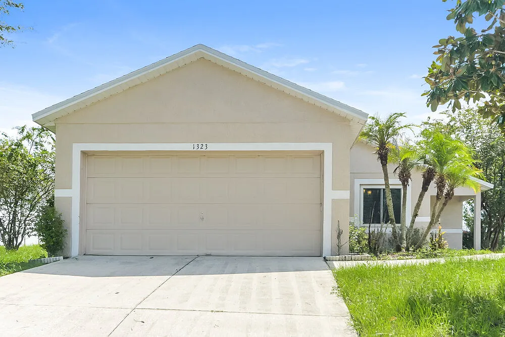 3 bed, 2.0 bath, 1204 sqft, $2,110 — Photo 1