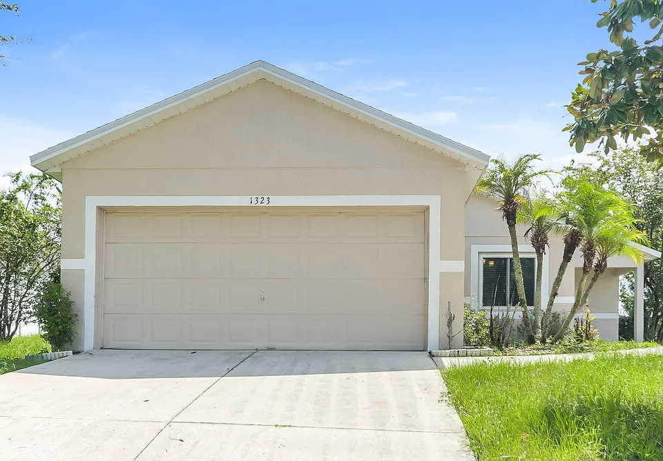 1323 Hillview Dr