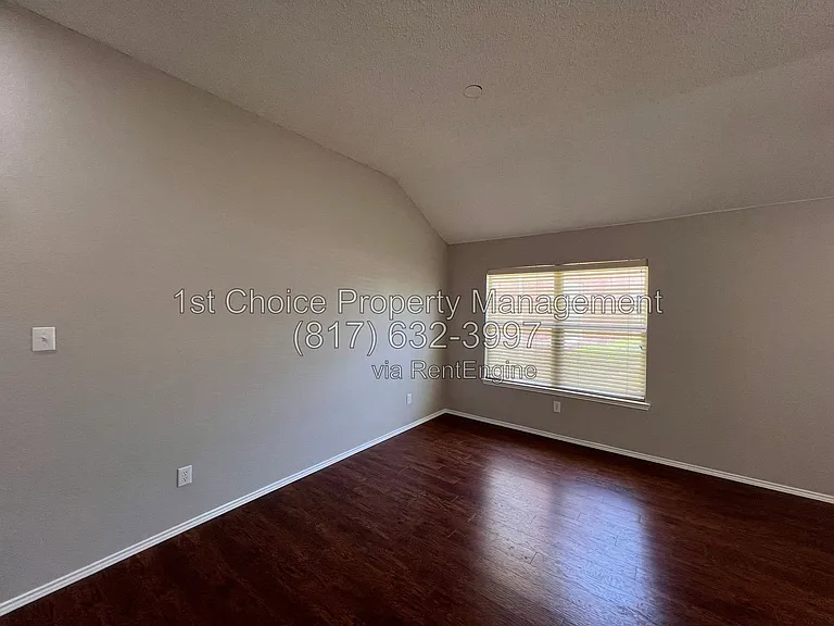 304 E Clover Park Dr — Photo 7